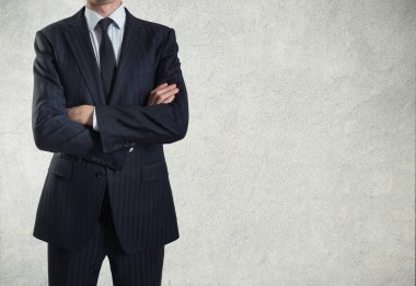 Beton duvar arka plan üzerinde takım elbiseli bir adam