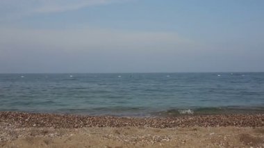 Gün batımında denize kaçan güzel kız