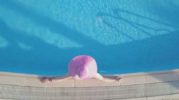 Jovem mulher relaxante na piscina — Vídeo de Stock