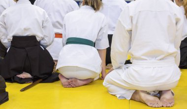 Kimonolu insanlar dövüş sanatları silah eğitimi semineri veriyor.