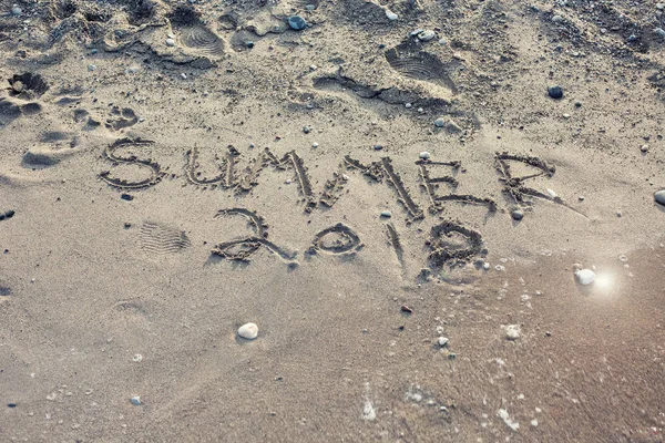 Lecie Word 2018 napisane w piasku na plaży — Zdjęcie stockowe