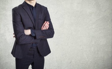 Beton duvar arka plan üzerinde takım elbiseli bir adam