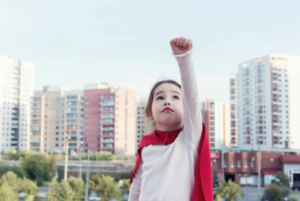 Superhéroe niño contra fondo urbano — Foto de Stock