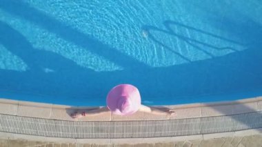 genç kadına rahatlatıcı Yüzme Havuzu