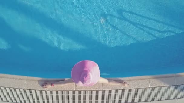 Genç kadına rahatlatıcı Yüzme Havuzu — Stok video