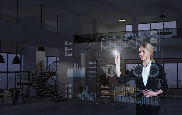 Uma mulher de negócios usando diagramas em exibição virtual — Fotografia de Stock