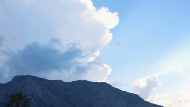 Wolken zweven over de bergen — Stockvideo