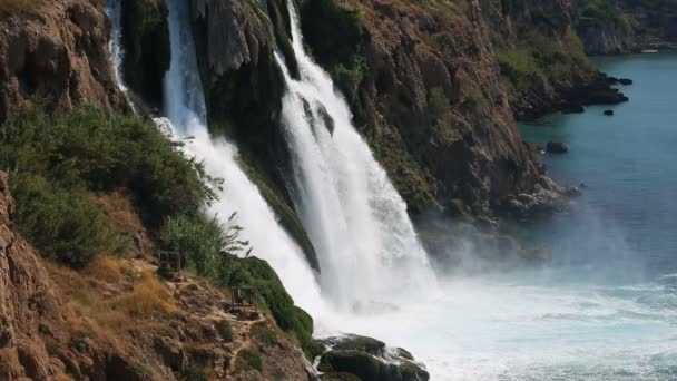 Een beeldmateriaal van de waterval en de blauwe zee — Stockvideo