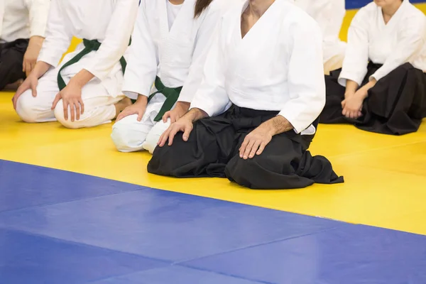 Ludzie w Kimono i Hakama na szkoleniu sztuk walki — Zdjęcie stockowe