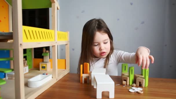 Een Schattig Meisje Speelt Met Haar Poppenhuis — Stockvideo