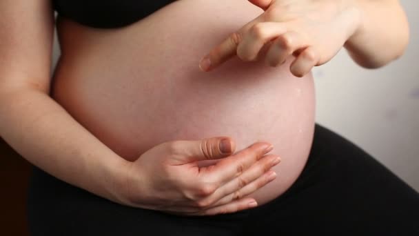 Bir hamile kadın Holding göbek — Stok video
