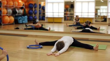 Pilates Eğitmen kız uygulamada Pilates
