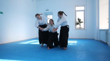 Üç kız siyah hakama Aikido pratik