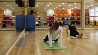 Pilates Eğitmen kız uygulamada Pilates