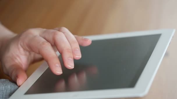 Una mano che tocca la superficie del tablet touchscreen del computer — Video Stock