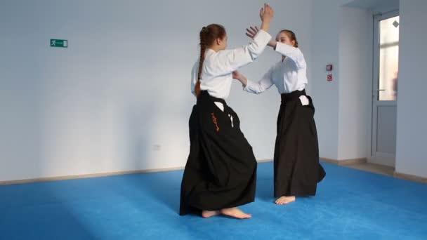Duas meninas em hakama preto prática Aikido — Vídeo de Stock