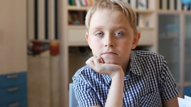 Sevimli sarışın genç çocuk çalışma uykulu hissediyorum