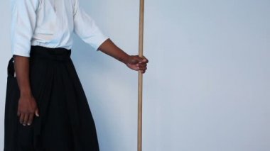 Dövüş sanatları ustası siyah hakama pratik dövüş sanatları ahşap jo sopa ile