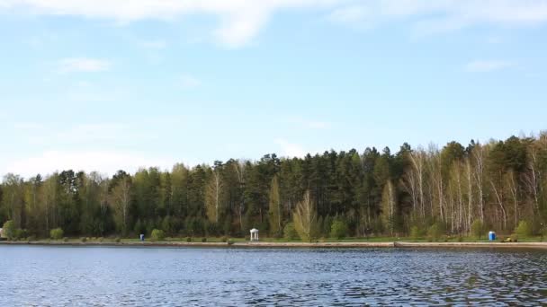 Una superficie de agua de un lago — Vídeos de Stock