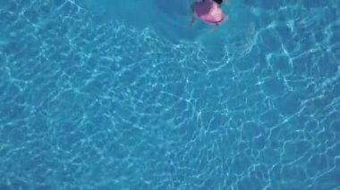Genç kadın bir yüzme havuzunda yüzme