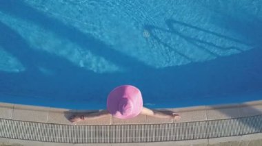 genç kadına rahatlatıcı Yüzme Havuzu