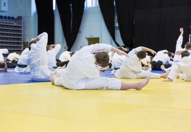 Tatami dövüş sanatları eğitimi üzerinde ısınma kimono insanlarda