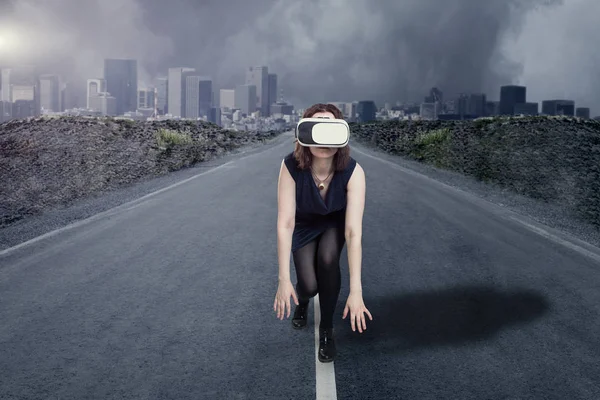 Mujer con auriculares de realidad virtual. Diversión futura — Foto de Stock