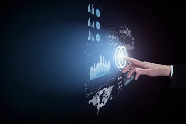 Sanal arabirim düğmesini koyu arka plan üzerinde dokunmadan iş adamı