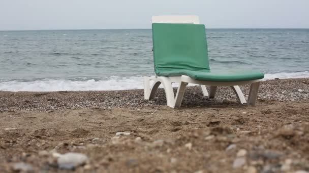 Leere Liegestühle am Strand — Stockvideo