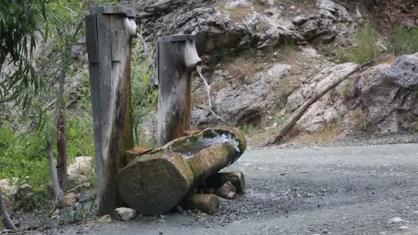 Dricksvatten kommer ur ett rör i mountain våren — Stockvideo