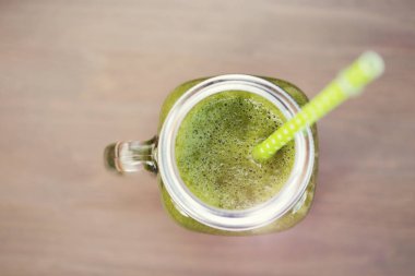 Bir mason kavanoza yeşil smoothie