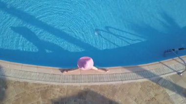 genç kadına rahatlatıcı Yüzme Havuzu