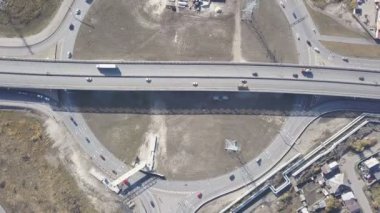 Otomobil ve kamyon büyük bir dolambaçlı dolu