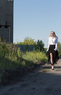 Bir kız bir alanda yol boyunca yürüyüş