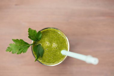 Bir bardak maydanoz ile yeşil smoothie