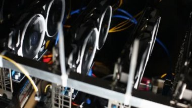 Cryptocurrency madencilik raf grafik kartları ile