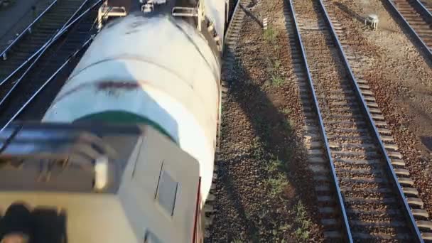 Nákladní vlak projíždí — Stock video