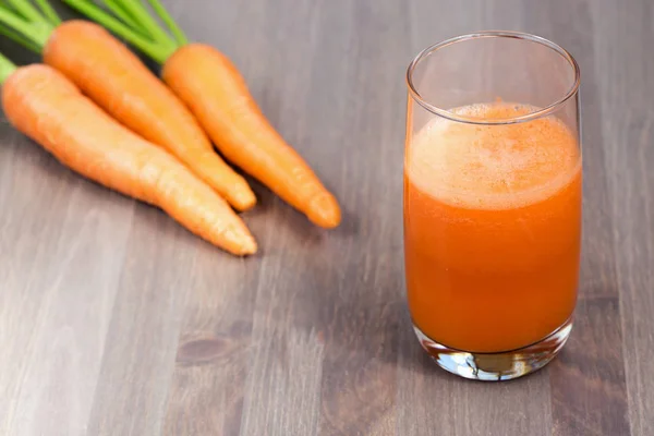 Segelas smoothie wortel sehat dengan wortel — Stok Foto