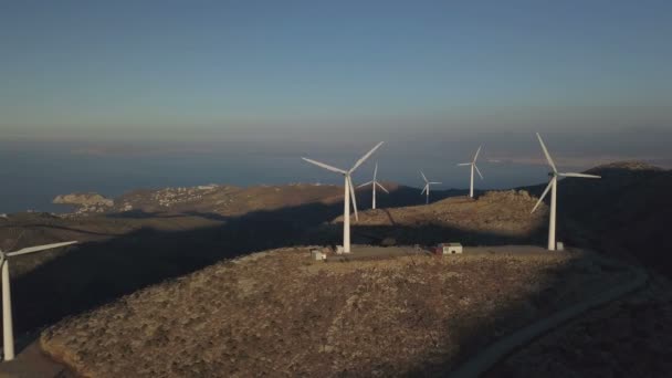 Filmagem aérea de moinhos de vento ao pôr do sol — Vídeo de Stock