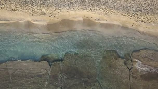 Línea de playa de arena, olas marinas y aguas cristalinas. Vista aérea — Vídeos de Stock