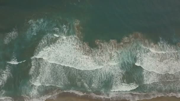 Sandy pobřeží, dlouhé mořské vlny a bouřlivé moře — Stock video
