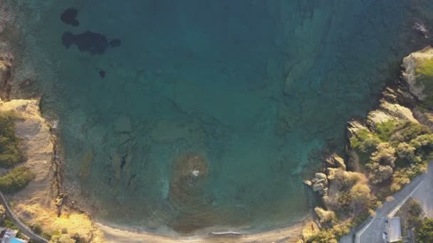 空中无人机拍摄美丽的 Mononaftis 海滩, 希腊 — 图库视频影像