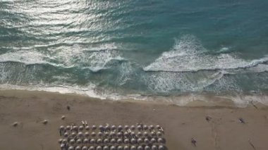 Sandy uzun kıyı şeridi, plaj Falasarna uzun deniz dalgaları Crete, Yunanistan