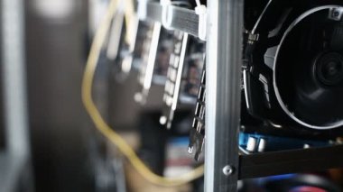 Cryptocurrency madencilik raf grafik kartları ile
