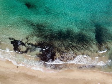 Sandy uzun kıyı şeridi, plaj Falasarna uzun deniz dalgaları Crete, Yunanistan
