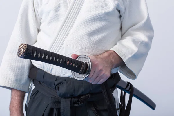 Un hombre con katana en la práctica de Iaido — Foto de Stock