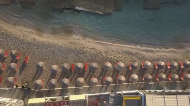 Luchtfoto drone beelden van het prachtige zandstrand — Stockvideo