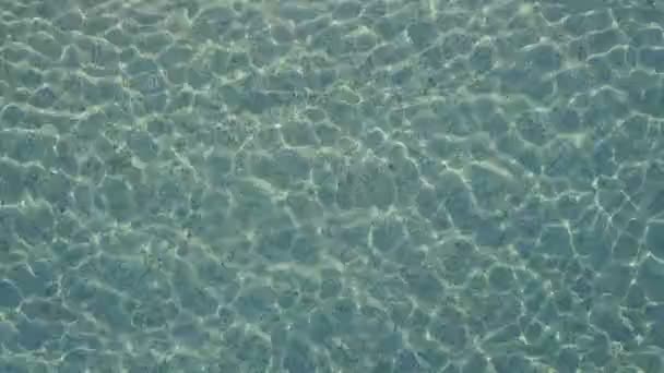 Vista aérea de los reflejos de agua en el mar — Vídeos de Stock