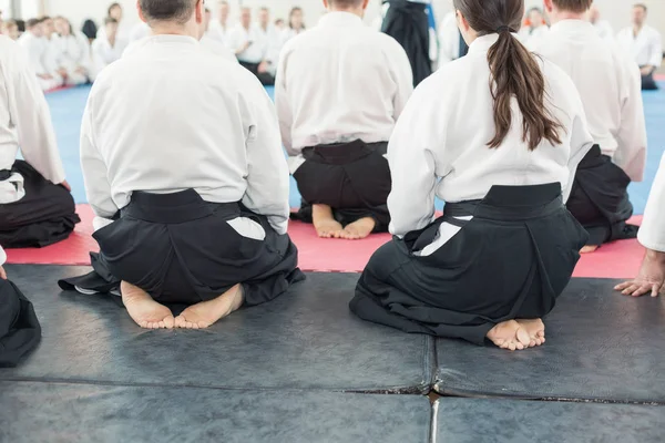 Άτομα με κιμονό και hakama στις πολεμικές τέχνες εκπαιδευτικό σεμινάριο — Φωτογραφία Αρχείου