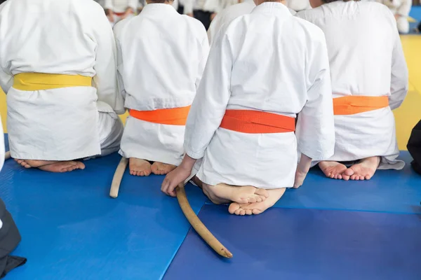 Emberek kimonóban és hakamában harcművészeti kiképzésen. — Stock Fotó